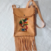 Bolsa morral de piel gamuza con flecos, medida.22×25 pintada a mano.