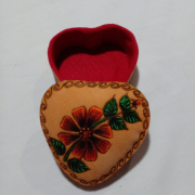 Alhajero de corazón de piel gamuza 10 cm por 4 cm pintado a mano.