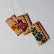 Monederos con departamentos de gamuza pintados a mano, medidas 15 cm × 10 cm.